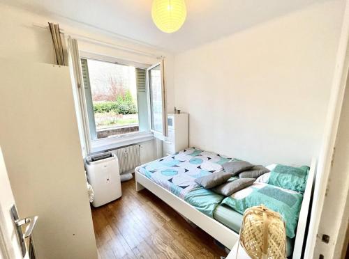 a small bedroom with a bed and a window at Lyon Chambre pour une personne chez Dalia in Lyon