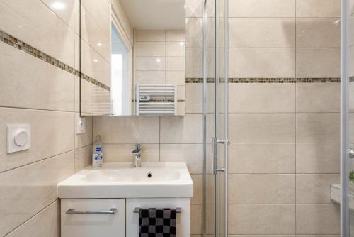 y baño con lavabo y ducha. en Lyon Séjour Chambre Cozy pour une personne chez l habitant en Lyon