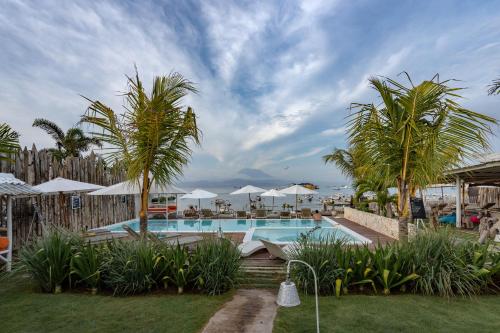 Paus Putih Hotelの敷地内または近くにあるプール