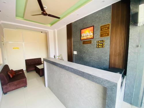 vestíbulo del hotel con mostrador de recepción y silla en HOTEL SUN PARADISE, en Jaipur