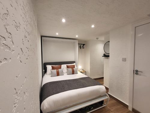 a bedroom with a large bed in a room at INNit Townhouse in London
