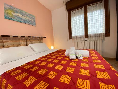 1 dormitorio con 1 cama con 2 toallas en Nel Cuore della Natura - Parcheggio gratuito - Wi-Fi, en Mezzolara