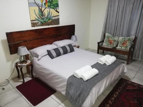 una camera con due letti e asciugamani di Hippo Farm Apartment a Gobabis