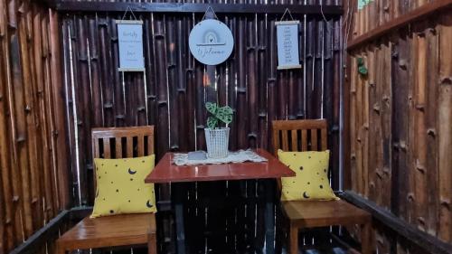 mesa y 2 sillas en una habitación con mesa en Vila Mas Banana Leaf Vila, en Kejayan