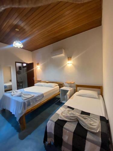 a room with two beds in a room at Condomínio Aurora - Suítes in Jericoacoara