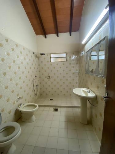 łazienka z 2 toaletami i umywalką w obiekcie Casa quinta en San Bernardino w mieście San Bernardino