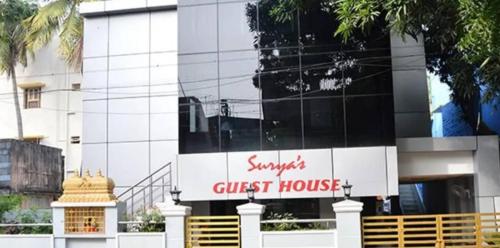 un hostal frente a un edificio en Surya's Guest House, en Chennai