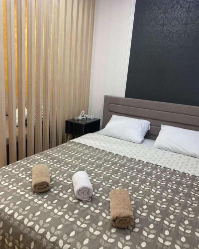 Apartman Una في كرالييفو: غرفة نوم عليها سرير وفوط