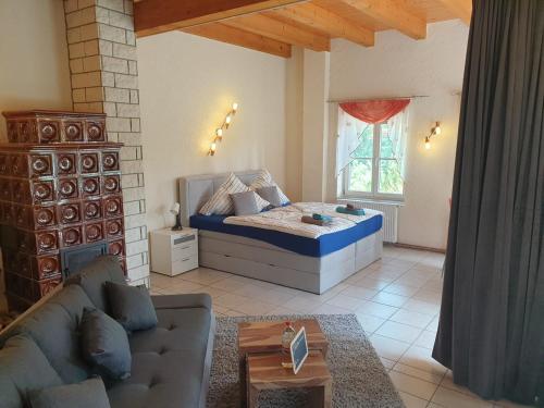 ein Wohnzimmer mit einem Bett und einem Sofa in der Unterkunft Ferienwohnung Habicht Villa-Pälitzsee in Großzerlang
