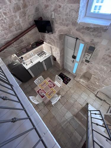 an overhead view of a kitchen with a table and chairs at LA 13 guest house in Ostuni