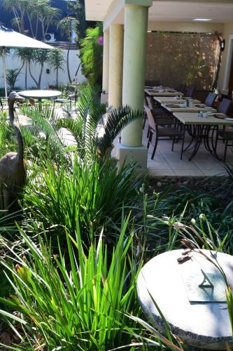 Taman di luar Highgrove Guesthouse Sandton