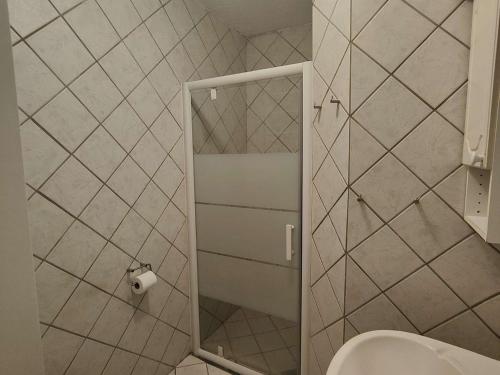 ein Bad mit einem WC und einem Spiegel in der Unterkunft Appartement Port Barcarès, 2 pièces, 4 personnes - FR-1-195-47 in Le Barcarès