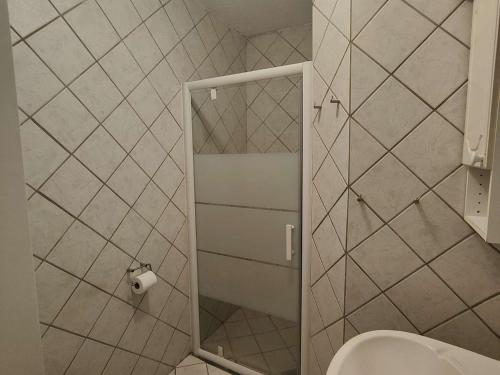 une salle de bain avec toilettes et miroir dans l'établissement Appartement T2 en RDC avec terrasse, piscine, et parking - FR-1-195-47, au Barcarès