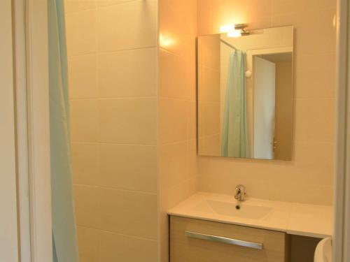 une salle de bain avec un lavabo et un miroir dans l'établissement Appartement 2 pièces en bord de mer, 3 couchages - Argelès-sur-Mer - FR-1-225-26, à Argelès-sur-Mer