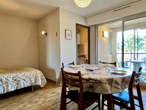 - une salle à manger avec une table, des chaises et un lit dans l'établissement Appartement 2 pièces à 400m de la plage avec parking privé, loggia et ménage inclus - Argelès-sur-Mer - FR-1-225-247, à Argelès-sur-Mer