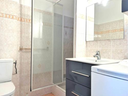 une salle de bain avec une douche, un lavabo et des toilettes dans l'établissement Studio au Lavandou avec Terrasse et Vue Mer - FR-1-251-237, au Lavandou