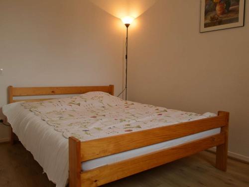 - une chambre avec un lit en bois et une lampe dans l'établissement Appartement 2 pièces avec piscine, proche plage et commerces - Argelès-sur-Mer - FR-1-225-296, à Argelès-sur-Mer