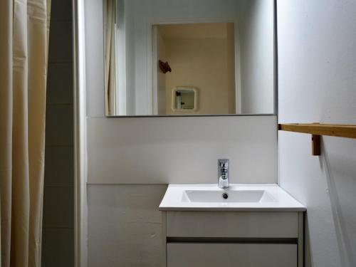 une salle de bain avec un lavabo et un miroir dans l'établissement Appartement 2 pièces avec piscine, proche plage et commerces - Argelès-sur-Mer - FR-1-225-296, à Argelès-sur-Mer