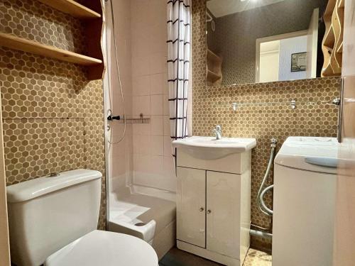 une salle de bain avec toilettes, lavabo et douche dans l'établissement Appartement confortable à 100m de la plage d'Argelès-sur-Mer, balcon, 4 couchages, TV, proche commerces - FR-1-225-673, à Argelès-sur-Mer