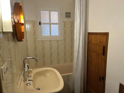 La salle de bains est pourvue d'un lavabo, d'une fenêtre et d'une baignoire. dans l'établissement Maison spacieuse 6 couchages, proche plage à La Guérinière, jardin clos, terrasse, calme - FR-1-224B-132, à La Guérinière