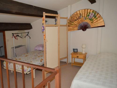 - une petite chambre avec des lits superposés et un lit dans l'établissement Maison 2 pièces avec mezzanine, proche plage, terrasse, parking, animaux acceptés, Argelès-sur-Mer - FR-1-225-716, à Argelès-sur-Mer