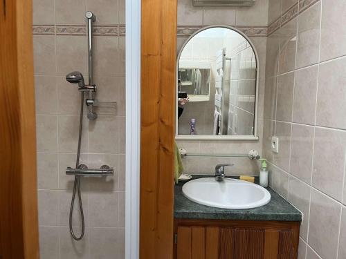 une salle de bain avec un lavabo et une douche avec un miroir dans l'établissement Maison spacieuse 300m de la plage avec jardin clos, proche commerces et secteur calme - 8 pers - FR-1-224B-126, à La Guérinière