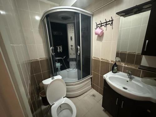 uma pequena casa de banho com WC e lavatório em شقة بإطلالة على الشاطئ 4 Apartment with beach view em Silivri