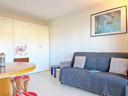 Zdjęcie z galerii obiektu Appartement 2 pièces avec piscine, tennis, pétanque et parking à 2 pas de la plage - Le Lavandou - FR-1-251-457 w mieście Le Lavandou