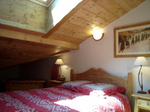 une chambre avec un lit avec un plafond en bois dans l'établissement Appartement 6 pers avec piscine, 2 chambres, parking, Crest-Voland - FR-1-733-130, à Crest-Voland
