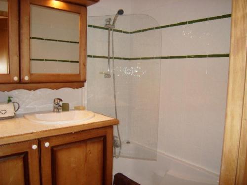 une salle de bain avec douche et lavabo dans l'établissement Appartement 6 pers avec piscine, 2 chambres, parking, Crest-Voland - FR-1-733-130, à Crest-Voland