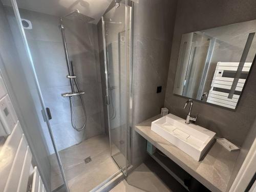 een badkamer met een douche en een wastafel bij Villa Les Issambres, 8 pièces, 14 personnes - FR-1-768-62 in Les Issambres