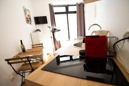 - un salon avec une chaise rouge dans l'établissement Studio 2 personnes proche Gare du Nord, à Paris