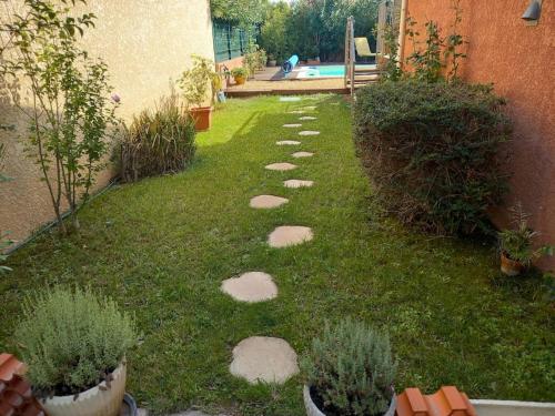 un giardino con gradini nell'erba di Les Myosotis Cavaillon/Petit Luberon a Cavaillon