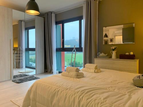 een slaapkamer met een groot bed met 2 kussens erop bij Collecchio Mini House in Collecchio