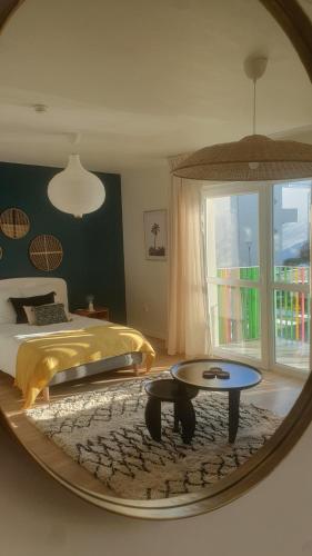1 dormitorio con cama y mesa en el espejo en CAZAM VERNON-GIVERNY, en Vernon