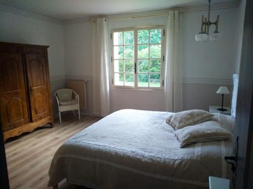 Un dormitorio con una cama grande y una ventana en Villa de 3 chambres avec piscine privee jardin clos et wifi a Althen des Paluds, en Althen-des-Paluds