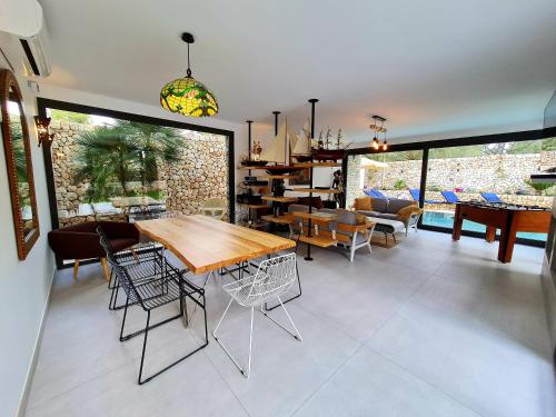 a dining room with a table and some chairs at Mitjana's House in Cala Galdana