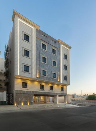 un edificio blanco alto con muchas ventanas en شقة غرفة وصالة وبوفيه, en Medina