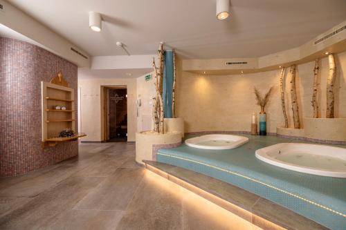 - une salle de bains avec deux lavabos dans l'établissement Der Rindererhof, à Tux