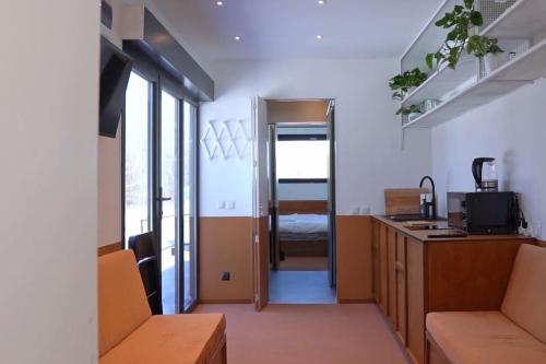Zimmer mit Küche und Wohnzimmer in der Unterkunft Good Spot Zieleniec Comfort Eco 01 in Duszniki-Zdrój