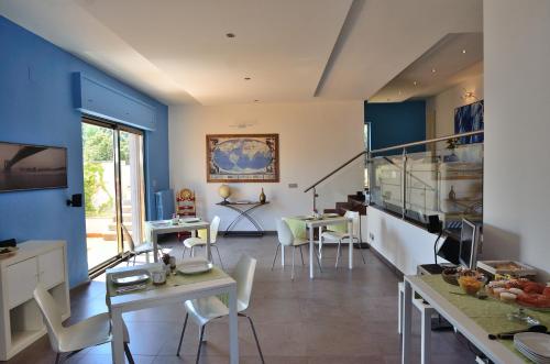 Photo de la galerie de l'établissement Bed and Breakfast La Villa AMBIENTI SANIFICATI CON GENERATORE DI OZONO, à Bari