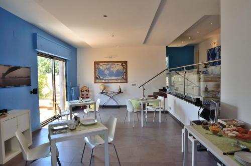 Posezení v ubytování Bed and Breakfast La Villa AMBIENTI SANIFICATI CON GENERATORE DI OZONO