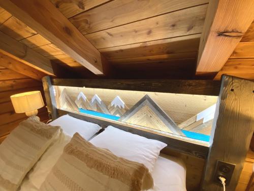 Ένα ή περισσότερα κρεβάτια σε δωμάτιο στο LE GRIZZLY Chalet en bois au calme