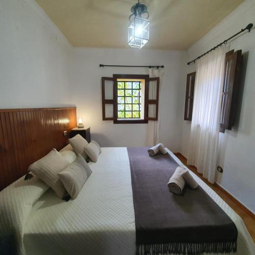 um quarto com uma cama grande com duas toalhas em Agroturismo Son Torrat Apartment Es Moli em Petra