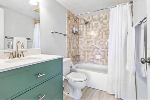 La salle de bains est pourvue de toilettes, d'un lavabo et d'une douche. dans l'établissement Ocean View 614, à Flagler Beach