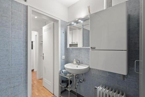 a bathroom with a sink and a mirror at Cityapartments im ältesten Haus von Ravensburg in Ravensburg