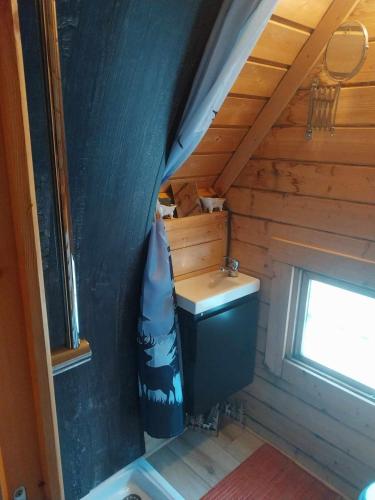 La salle de bains est pourvue de toilettes et d'un lavabo. dans l'établissement Kota Finlandais Vacances Insolites, à Véria