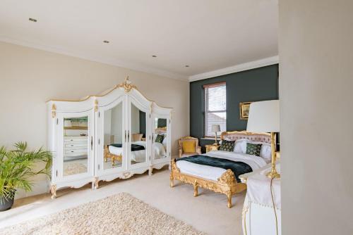 Ένα ή περισσότερα κρεβάτια σε δωμάτιο στο Harbour Heights by Bloom Stays