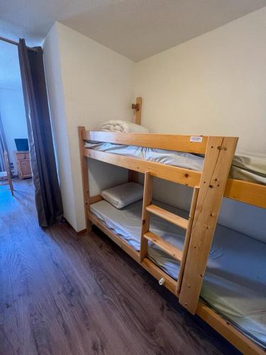 une chambre avec deux lits superposés dans une pièce dans l'établissement Valmeinier 1800 studio Front de neige, à Le Désert