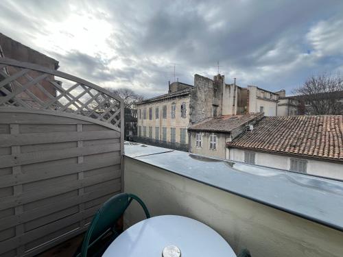 d'un balcon offrant une vue sur la ville. dans l'établissement Empire Hôtel, à Nîmes